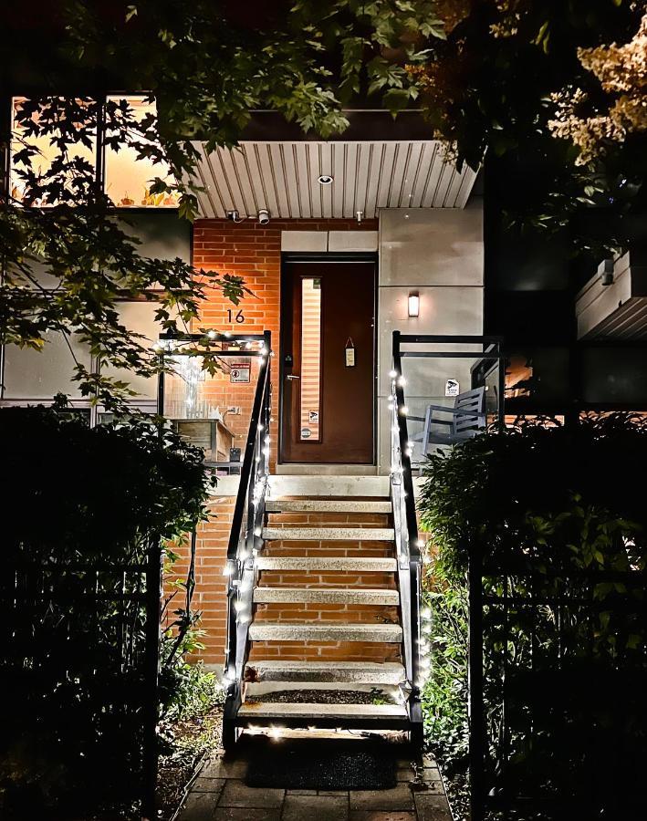Home In Downtown Торонто Экстерьер фото
